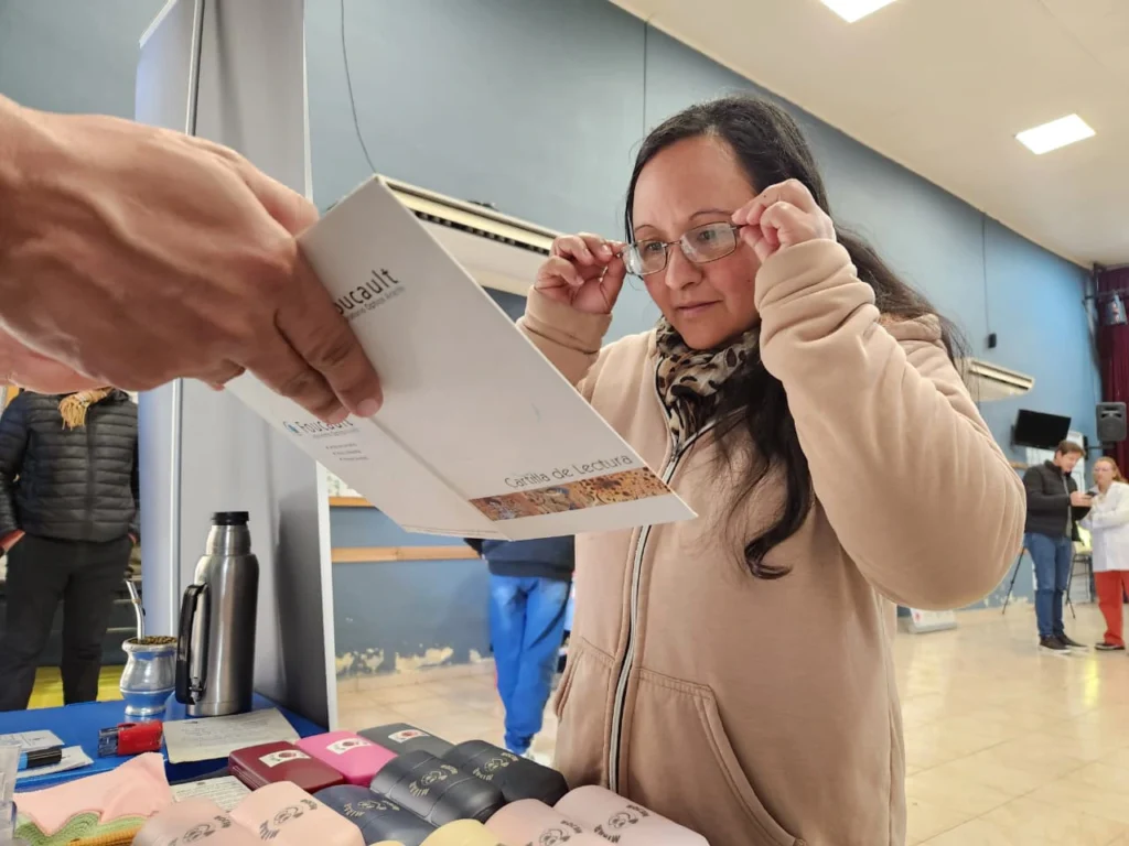 Señora lee un texto de prueba con sus nuevos anteojos. Operativo de atención oftalmológica integral de Mirar Mejor.