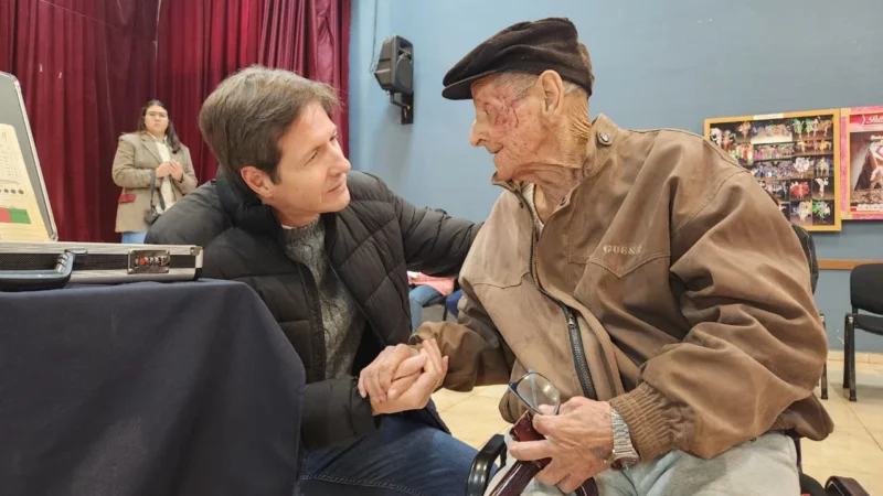 Héctor Decut charla con un vecino mayor durante el operativo de atención oftalmológica integral de Mirar Mejor.