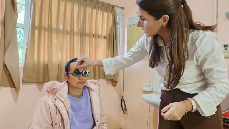 Oftalmóloga prueba lentes graduados a vecina de Dos De Mayo. Mirar Mejor.