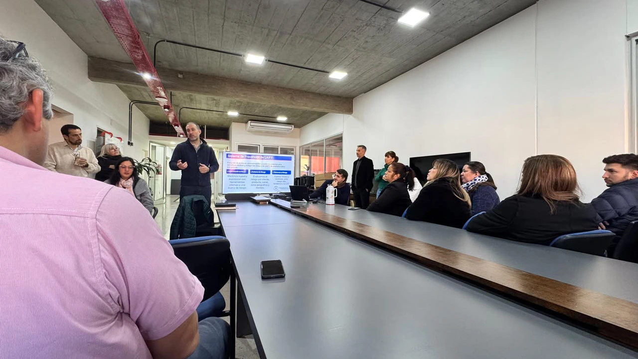 Personal del IPLyC durante la capacitación sobre Prevención de Lavado de Activos y Financiamiento del Terrorismo.