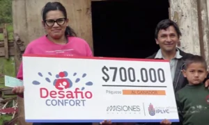 Marcela y su familia sonríen con su cheque de Desafío Confort. El dinero lo destinará a refacciones en su casa.