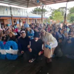 Equipo de Gurises Felices junto a los alumnos en la primer Gala Cultural Infantil. Campo Grande.