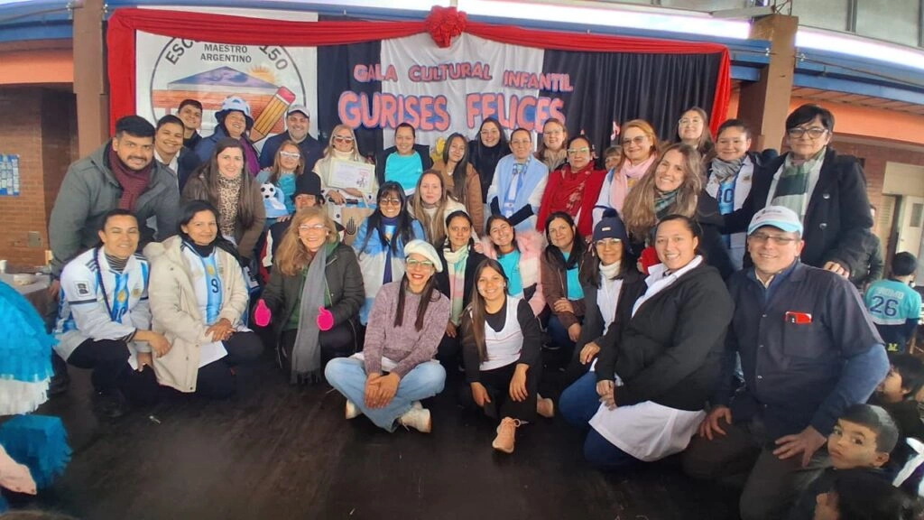 Equipo de Gurises Felices junto a los docentes y personal de la Escuela 150 “Maestro argentino” de Campo Grande.