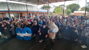 Equipo de Gurises Felices junto a los alumnos en la primer Gala Cultural Infantil. Campo Grande.