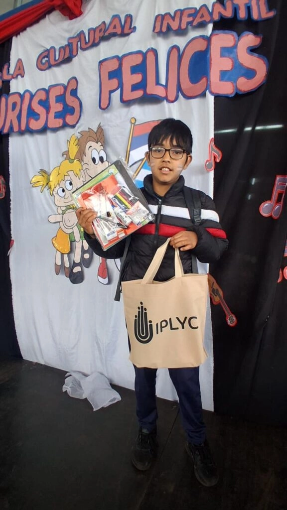 Un niños con sus obsequios de Gurises Felices.