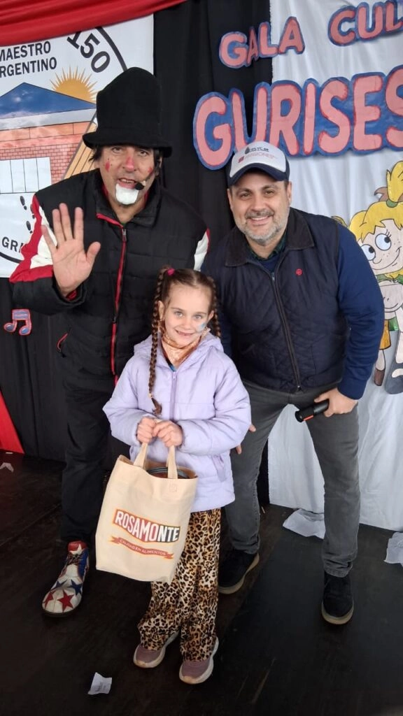Poca Sopa y Marcelo Ledesma junto a una feliz niña con su premio.