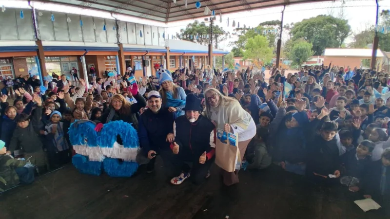 Equipo de Gurises Felices junto a los alumnos en la primer Gala Cultural Infantil. Campo Grande.