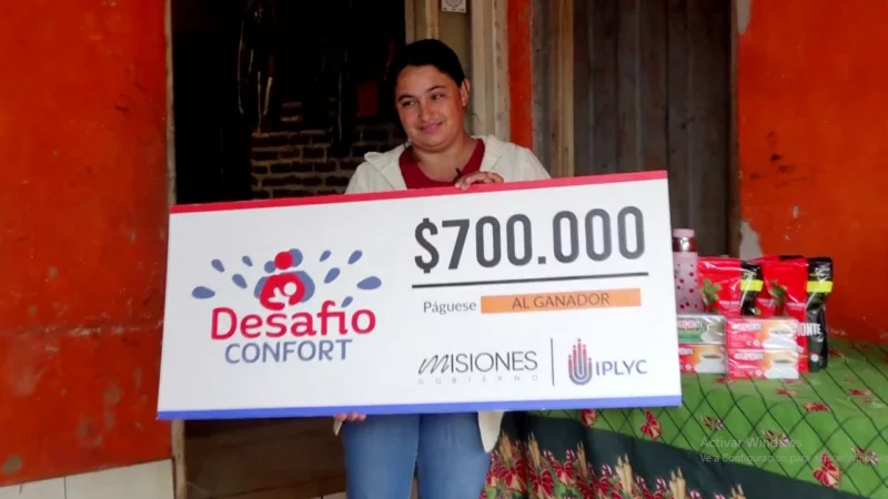 Patricia sonríe con su cheque. El dinero del Desafío es para terminar la habitación de sus hijos.