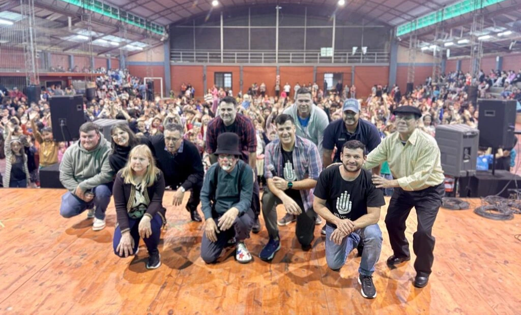 Foto grupal equipo de Gurises Felices y una multitud de público en Alberdi.