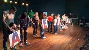 Equipo de Gurises Felices y varios niños realizan juegos con letras gigantes en Apóstoles para volver a clases con energía.