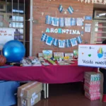La Directora de la Escuela Especial de Santo Pipó con el kit de IPLyC Social Inclusivo que recibió la escuela.