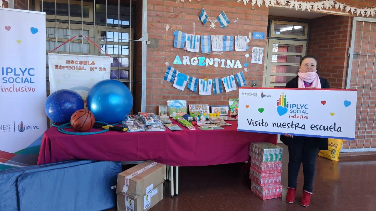 La Directora de la Escuela Especial de Santo Pipó con el kit de IPLyC Social Inclusivo que recibió la escuela.