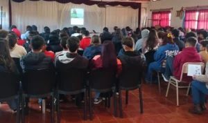 Alumnos del IEA 1 de Bonpland durante la charla prevención del juego de apuestas y pantallas.