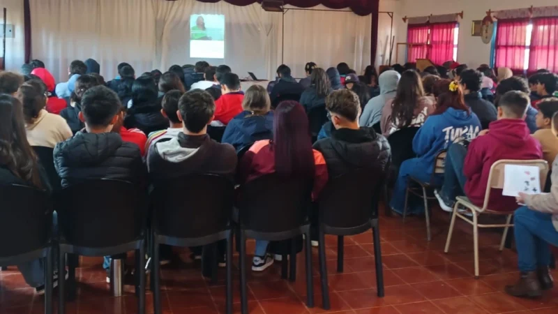 Alumnos del IEA 1 de Bonpland durante la charla prevención del juego de apuestas y pantallas.
