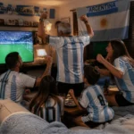 Imagen ilustrativa, familia frente a la TV durante un partido de la Selección.