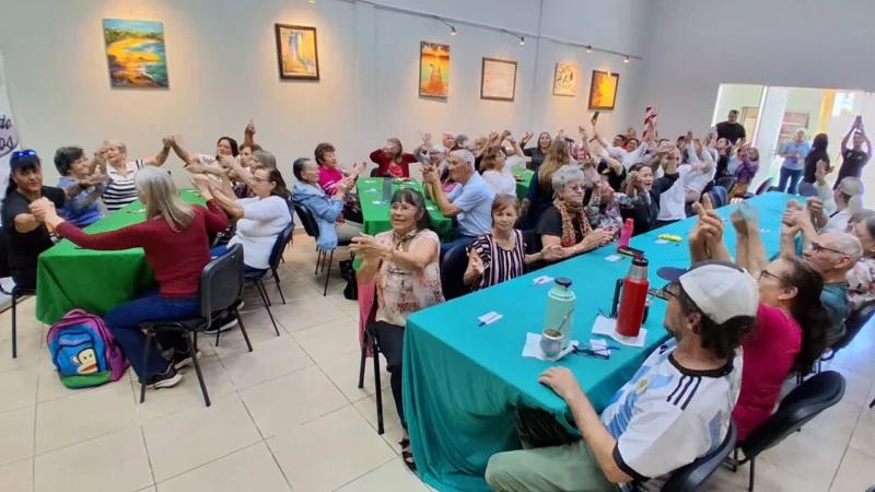 Mateando con los abuelos de Leandro Alem, en pleno bingo.