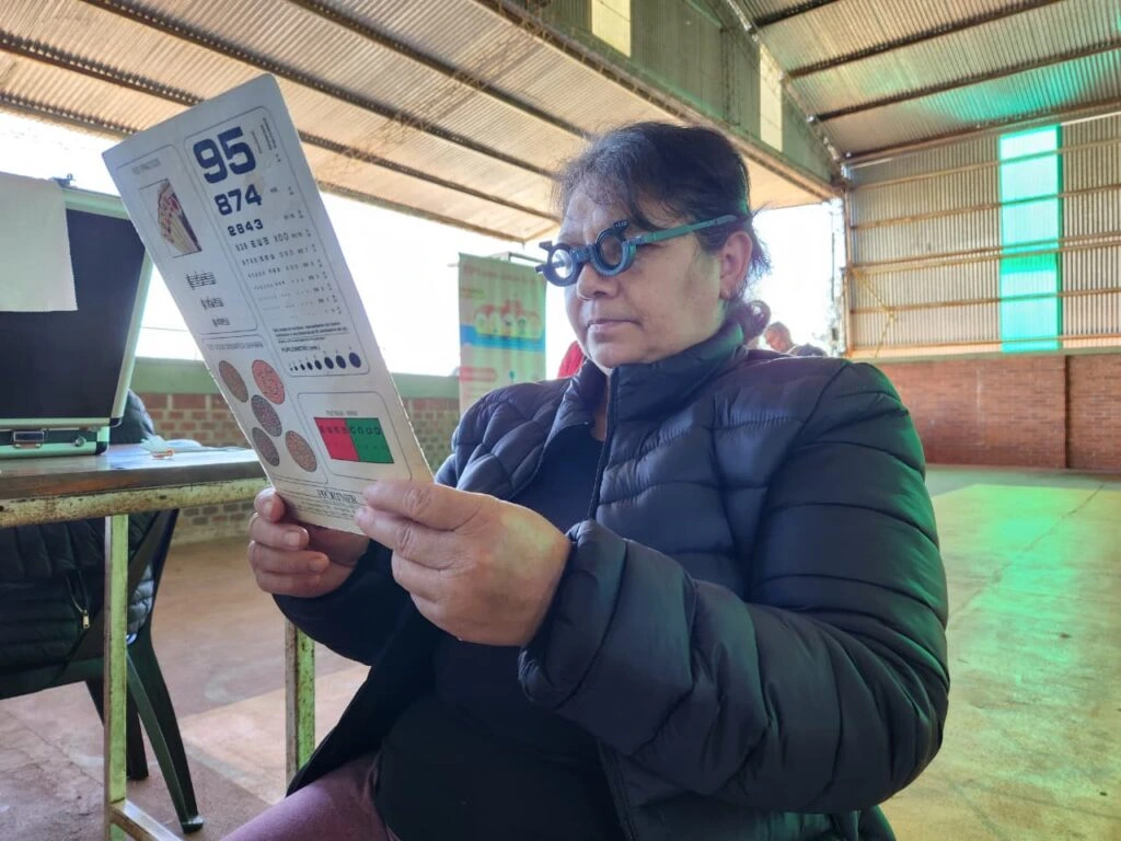 Señora lee un texto de prueba con lentes graduados. Mirar Mejor - Alem.
