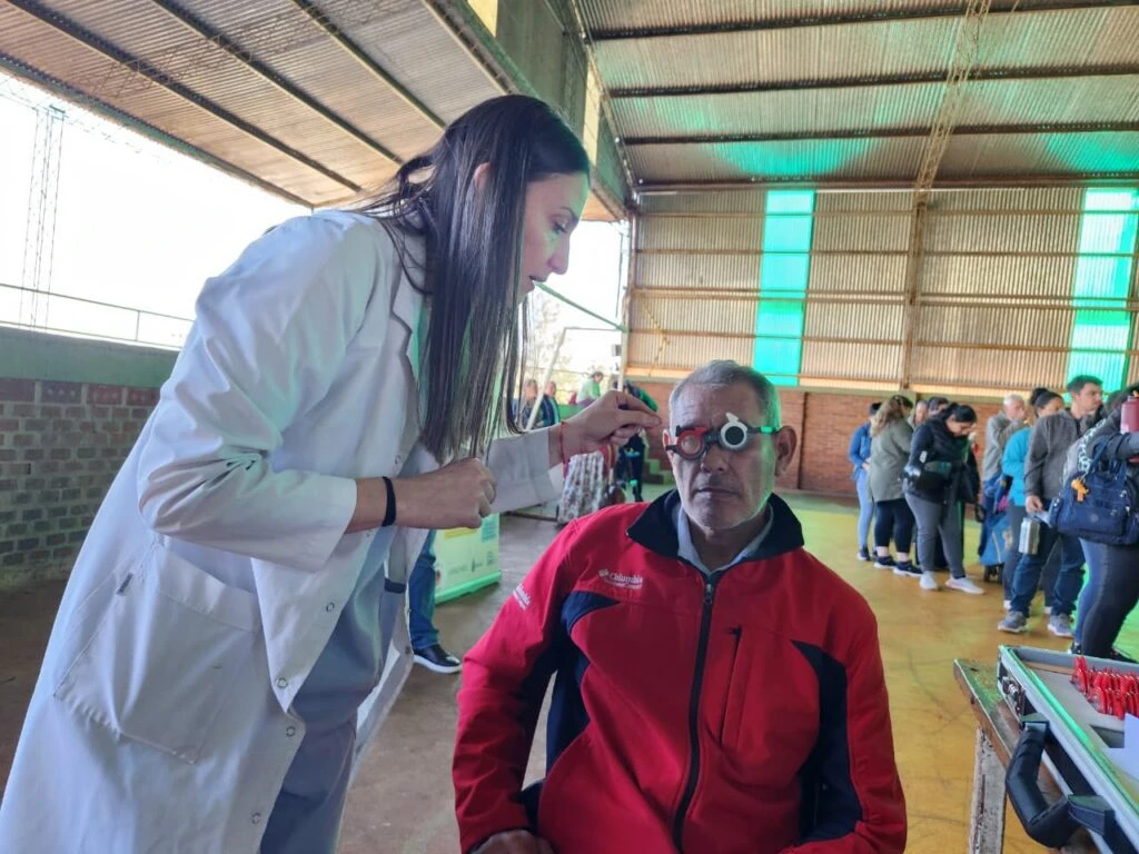 Oftalmóloga prueba lentes graduados a vecino de Alem.