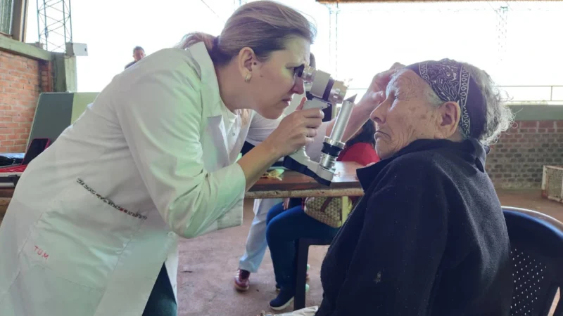 Oftalmóloga usa un tonómetro para medir la presión ocular de una vecina mayor de Alem.