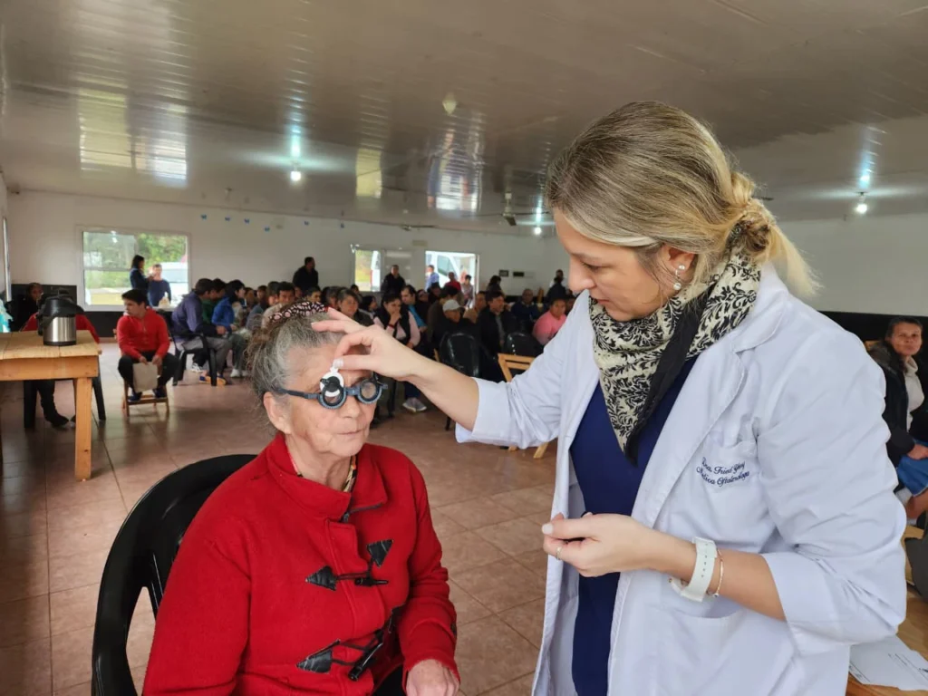 Oftalmóloga prueba lentes graduados a vecina mayor de Mártires durante el operativo de Mirar Mejor.