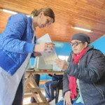 Vecina lee un texto con lentes graduados con ayuda de oftalmóloga de Mirar Mejor en Montecarlo.