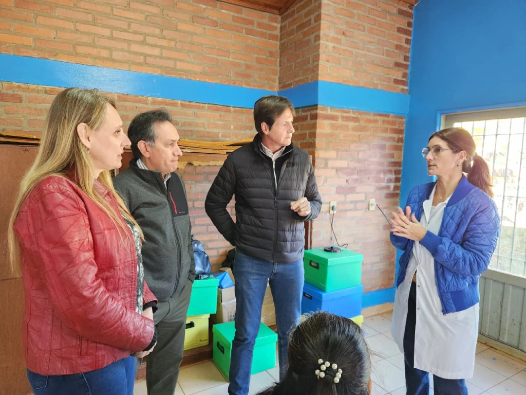 Héctor Decut charla con oftalmólogos del Programa durante el operativo en Montecarlo.