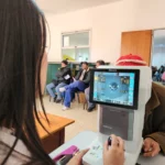 Oftalmóloga revisa los ojos de una vecina mayor mediante un autorefractómetro. Mirar Mejor en Puerto Leoni.