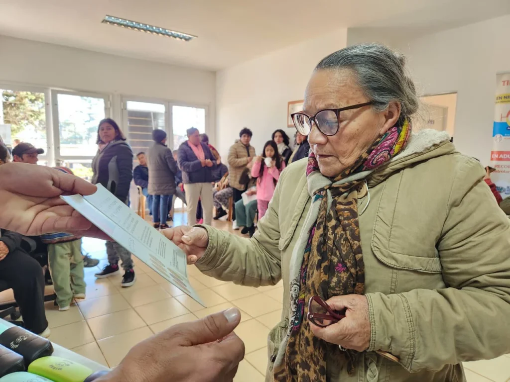 Señora mayor lee un texto de prueba con sus nuevos anteojos de Mirar Mejor.