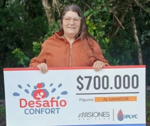 Margarita sonríe felíz con su cheque. Con el premio “Se va a comprar algo que le guste”, dijo su hija.