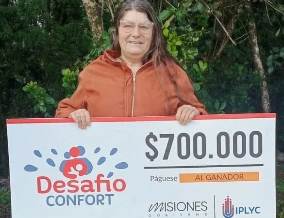 Margarita sonríe felíz con su cheque. Con el premio “Se va a comprar algo que le guste”, dijo su hija.