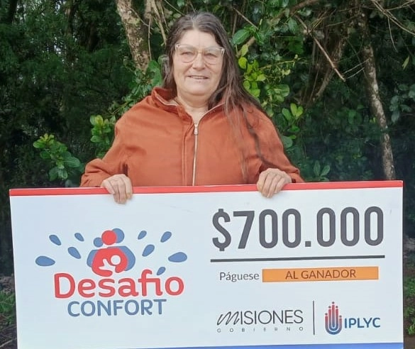 Margarita sonríe felíz con su cheque. Con el premio “Se va a comprar algo que le guste”, dijo su hija.