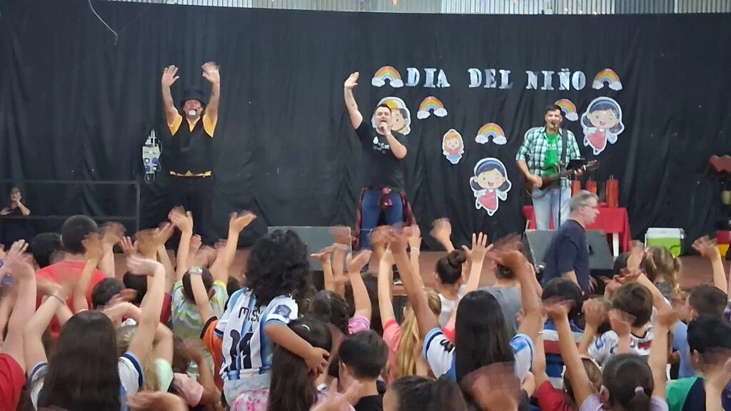Multitud de niños disfrutan el show que el equipo de Gurises Felices brinda sobre el escenario en 25 De Mayo.