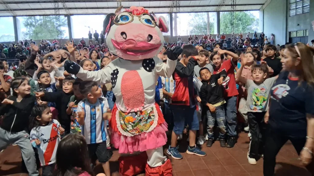 La Vaca Lola junto a multitud de niños en Dos Arroyos. Gurises Felices - Mes de la Niñez.