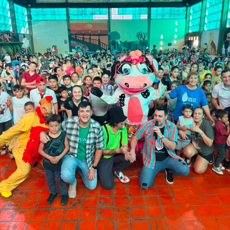Foto grupal equipo de Gurises Felices y público en Gobernador López.