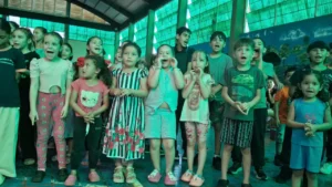 Multitud de niños de Gobernador López presencian el show de Gurises durante este fin de semana.