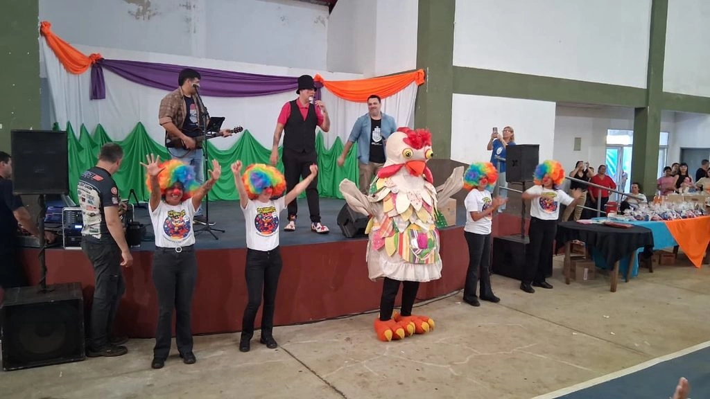 La Gallina Turuleca y el equipo de Gurises Felices sobre el escenario. En Loreto y Bonpland.