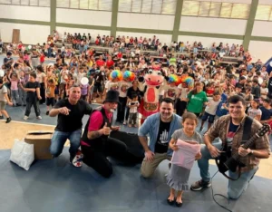 Equipo de Gurises Felices y multitud de público infantil. En Loreto y Bonpland.