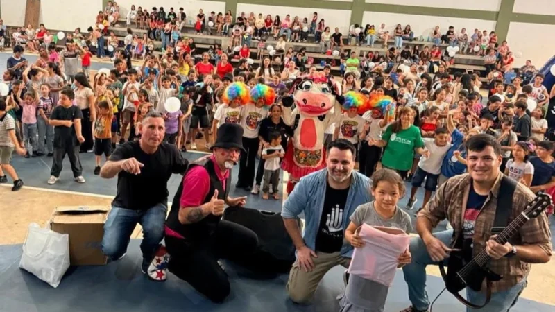 Equipo de Gurises Felices y multitud de público infantil. En Loreto y Bonpland.