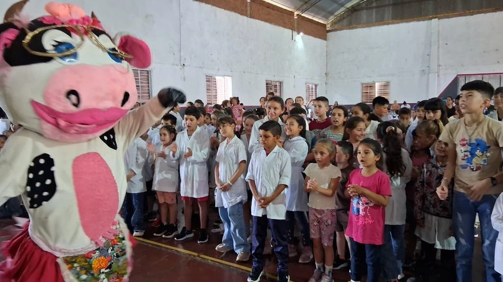 La Vaca Lola despliega su show frente a público escolar durante el recorrido de Gurises Felices a distintos municipios de la provincia.