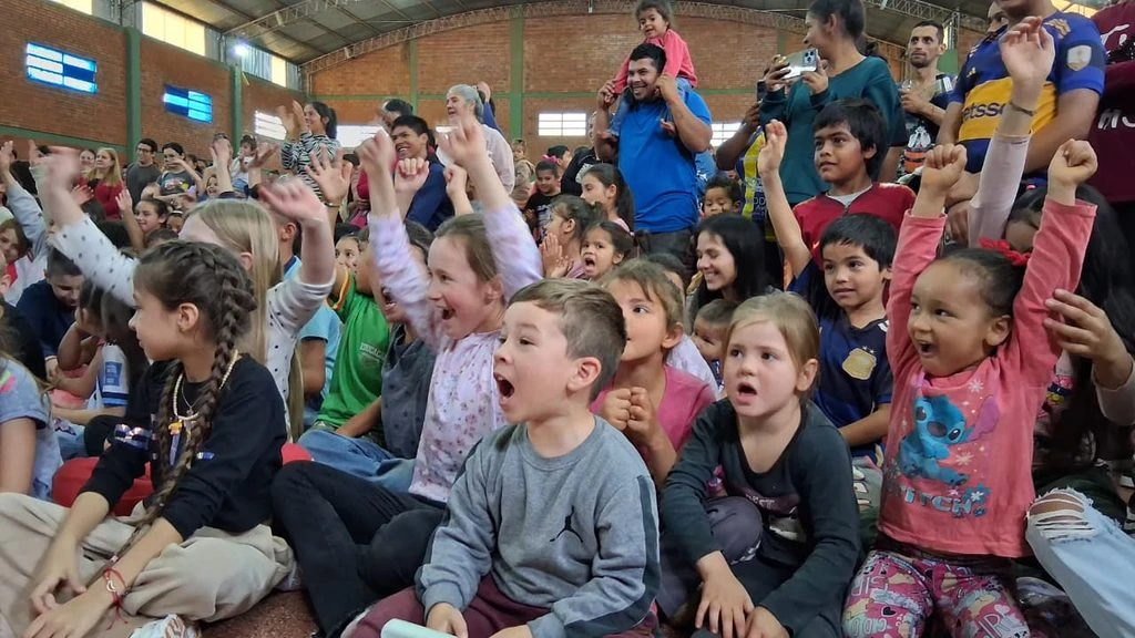 Público infantil y familiar canta y disfruta del show de Gurises Felices.