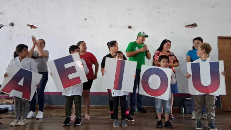 Niños participan de juego con letras gigantes. Visita de Gurises Felices a distintos municipios Mes del Niño.