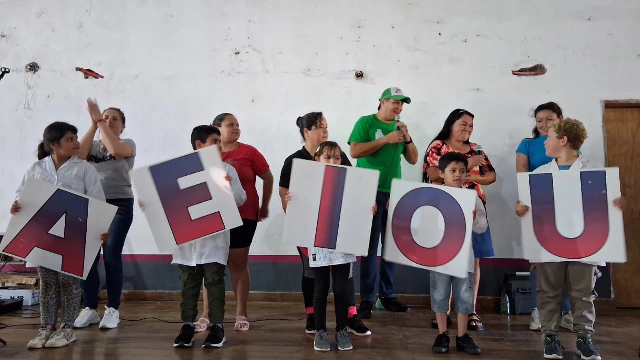 Niños participan de juego con letras gigantes. Visita de Gurises Felices a distintos municipios Mes del Niño.