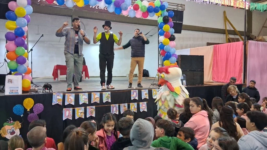 Equipo de Gurises Felices despliega su show frente al público familiar a pura diversión.