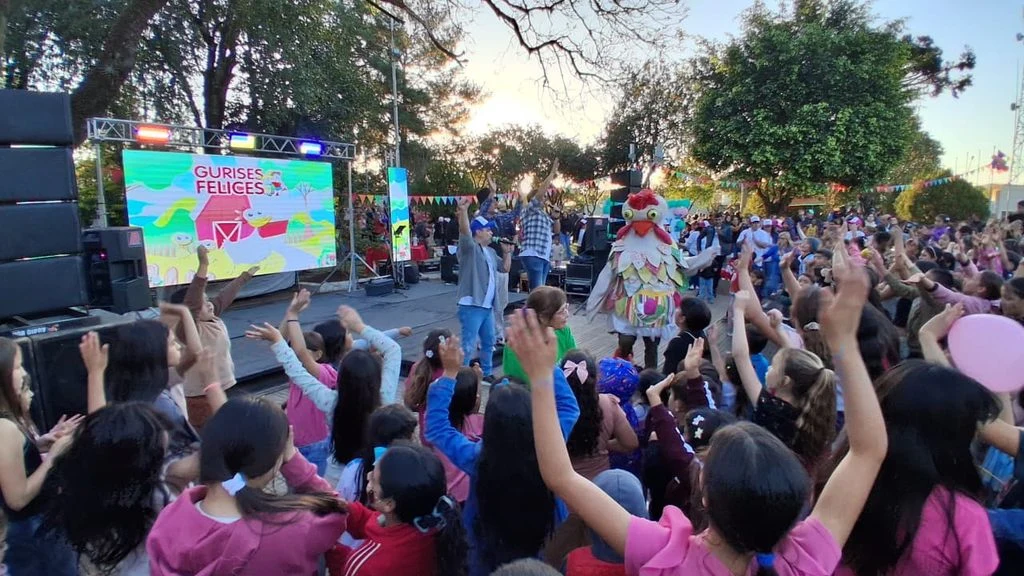El público infantil disfruta del show que Gurises Felices brinda sobre el escenario.