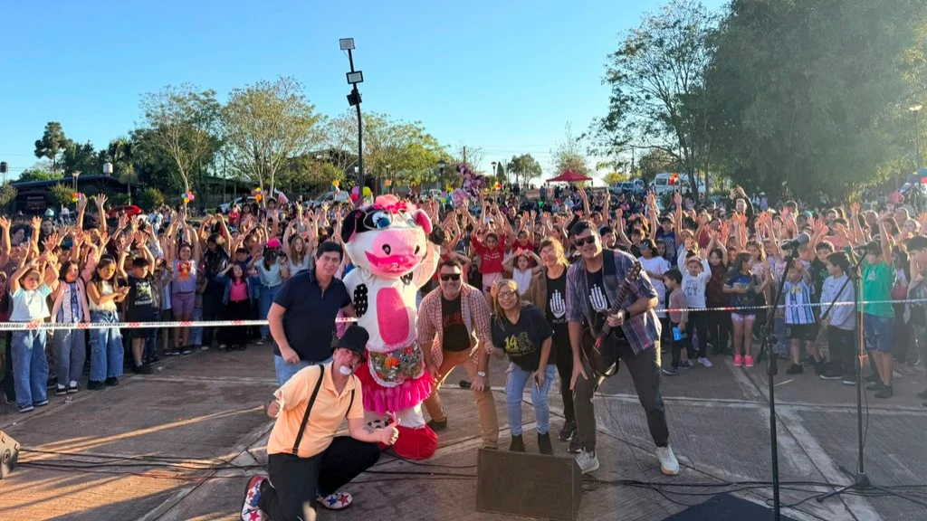 Foto grupal del equipo de Gurises Felices y el multitudinario público que saluda a cámara.