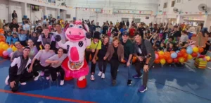 Equipo de Gurises, La Vaca Lola y multitud de niños de Espacios de Primaria Infancia en el Club Sarmiento.