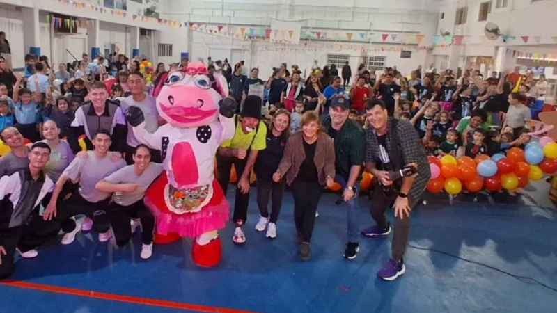Equipo de Gurises, La Vaca Lola y multitud de niños de Espacios de Primaria Infancia en el Club Sarmiento.