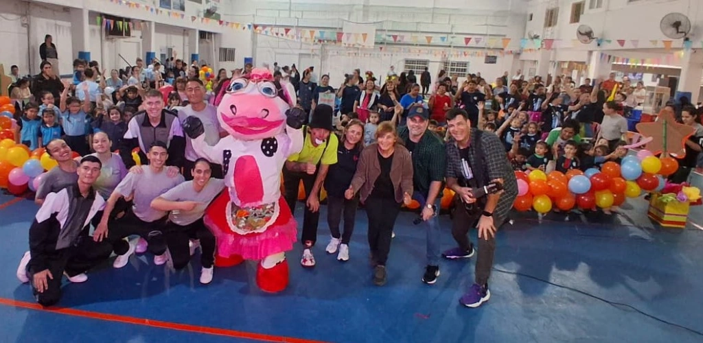 Equipo de Gurises, La Vaca Lola y multitud de niños de Espacios de Primaria Infancia en el Club Sarmiento.