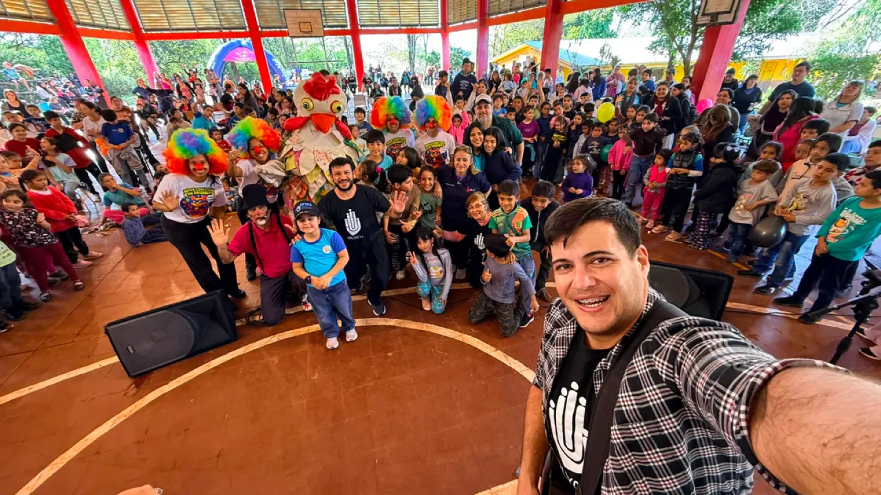 Foto selfie equipo de Gurises y multitud de niños que vivieron una tarde de diversión y aprendizaje en Santo Pipó.