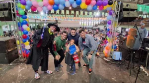 Niña con su obsequio junto al equipo de Gurises Felices y un show a pura diversión.
